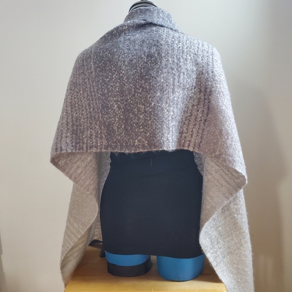 Mer | Sea & Co. Shawl - Picture 9 of 12